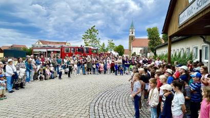 Bild: Gerhard Krones
Mit dem Feuerwehrauto im Hintergrund singen die Schüler zur Begrüßung ein Lied.