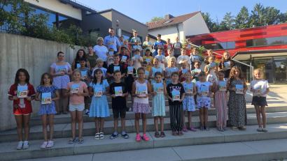 Bild: Karl Heinz Grollmisch
Stolz präsentieren die Schülerinnen und Schüler der Klassen 3a und 3b der Grundschule Vilseck das Kinderbuch „Villy‘s Vilseck – Entdecke deine Heimat“, das Autor Frederic Pröls überreicht hatte.