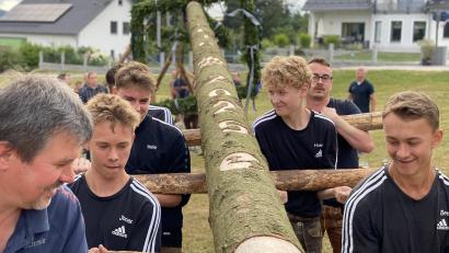 Bild: aub
Wenn in Brudersdorf der Kirwabaum aufgestellt wird, darf auch die Jugend mit anpacken.