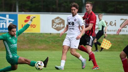 Bild: Dieter Jäschke
SC-Torwart Max Baierl und Maximilian Hiltl (rechts) wollen Yannick Frey vom ASV Cham am Torerfolg hindern.