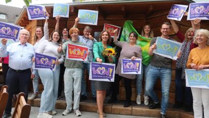Bild: Kunz
Grünen-Oberbürgermeisterkandidatin Laura Weber (Mitte mit Sonnenblume) lässt sich von ihren Parteifreunden feiern.