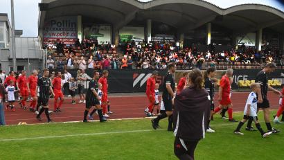 Bild: gf
Die Amberg Allstars (dunkle Trikots) traten am Freitag im Benefiz-Spiel gegen eine Ü45-Mannschaft des FC Bayern München (rote Trikots) an.