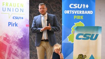Bild: kki
Bürgermeisterkandidat Michael Meiler hat nicht nur die ganze CSU hinter sich, auch seine Familie unterstützt ihn, wie Töchterchen Frieda bei seiner Nominierungsrede.