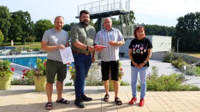 Bild: mfh
Über 600 Unterschriften werden an Bürgermeister Stefan Frank übergeben: (von links) `Christian Weiss (FDP-Stadtratsmitglied), Bürgermeister Stefan Frank, Hans-Jürgen Reitzenstein (regelmäßiger Badbesucher), Anke Kaltenbach (Kiosk-Betreiberin im Waldbad).