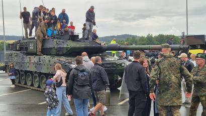 Bild: Torsten Ernstberger
Egal zu welchem Zeitpunkt: Auf und neben dem Leopard-Panzer der Bundeswehr war beim Waldershofer Blaulicht-Tag immer etwas los.
