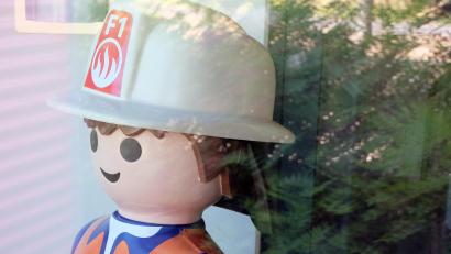 Bild: do
Die überdimensionierte Playmobil-Figur "Löschi" wartet schon im Eingangsbereich des Eschenbacher Feuerwehr-Gerätehauses auf die Kids.