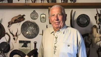 Bild: mma
Franz Erras freut sich über viele Auszeichnungen und Jagdbeuten. Am 28. Juli feiert er 80. Geburtstag.