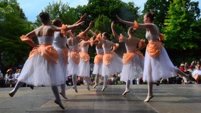 Bild: Kunz
Das B.I.S. Ballett verzauberte am Sonntagnachmittag bei angenehmen sommerlichen Temperaturen im Max-Reger-Park rund 500 Besucher der Weidener Sommerserenade.