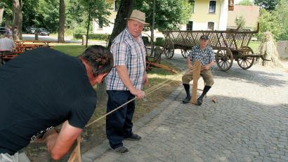 Archivbild: bsc
Die Seniorenvereinigung Friedenfels ist seit vielen Jahren aus dem Ort nicht wegzudenken. Neben Belangen für die ältere Generation unterstützen die Mitglieder auch stets Veranstaltungen im Ort. Im Bild Vorsitzender Erwin Bächer (Mitte) und Theo Höfer (rechts), bei einer Darbietung wie früher Seile gefertigt wurden.