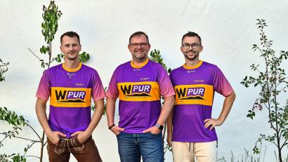 Bild: Torsten Ernstberger/fph
Die Initiatoren und Vorsitzenden von "Waldershof Pur" haben sich schon in Schale geworfen: Für ihren ersten öffentlichen Auftritt haben (von links) Heiko Marx, Jürgen Ranft und Florian Dick Trikots entworfen.