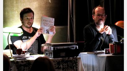 Bild: Cora Spalek/exb
Gelesen werden eigene Texte von Markus Pleyer (rechts) und Florian Wein sowie Texte bekannter Autoren, die sich um das Thema Musik drehen.