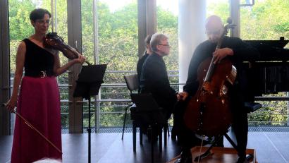 Bild: Kunz
Das Adamar-Trio aus Regensburg spielte beim "Sommerlichter"-Konzert Werke von Dmitri Schostakowitsch und Franz Schubert für die Aktion "Adventslicht" .