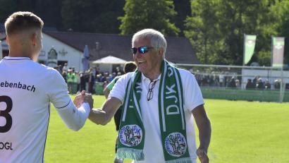 Bild: Hubert Ziegler
Immer nah bei der Mannschaft: Gebenbachs Teammanager und Macher Franz Wittich (mit Fanschal) gratuliert Fabian Vogl nach dem Sieg in Ammerthal.