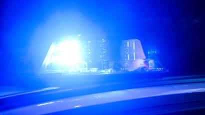 Symbolbild: Julian Stratenschulte/dpa
Ein Blaulicht leuchtet auf einem Einsatzfahrzeug der Polizei.