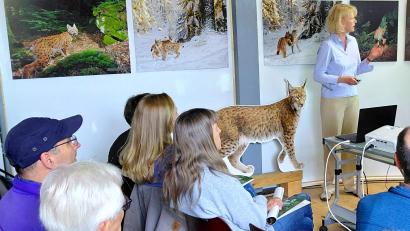 Bild: Franz Grundler
Dr. Sybille Wölfl, Vorsitzende des Vereins Luchs Bayern e.V., hält einen lebendigen Vortrag über das Leben der Luchse.