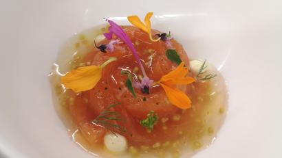 Bild: Adrian Kuhlemann, exb 
Erfrischend, sommerlich und auch optisch ist die Lachsforelle mit Tomate, die der Neustädter Gourmetkoch Adrian Kuhlemann seinen Gästen serviert. Das Gericht gibt es zum Genießen in seinem Restaurant und zum Nachkochen als Rezept.