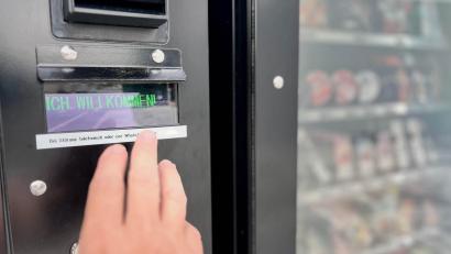 Bild: Gabi Schönberger
Lachgas einfach an einem Snack-Automaten kaufen? Für Minderjährige soll das nicht mehr möglich sein.