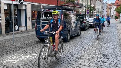 Bild: Stephan Huber
Der eigentlich für Radfahrer ausgewiesene Seitenstreifen in der Bahnhofstraße ist zugeparkt. Die Fünf-Flüsse-Touristen müssen sich im Gegenverkehr vorsichtig nach oben tasten.