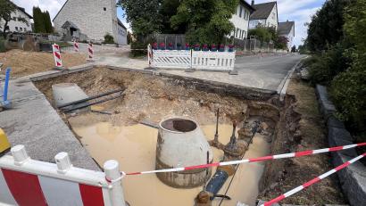Bild: hdk
Wegen der Baustelle ist die Auerbacher Straße gesperrt. Lediglich durch einen Fußweg kann man auf die andere Seite gelangen.