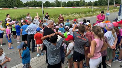 Bild: Christian Strasser
Begrüßung eines Teils der am Spendenlauf teilnehmenden Kinder durch die 1. Vorsitzende des Philipp-Neri-Werks Frau Schultes