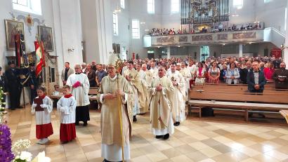 Bild: lg
Die Geistlichkeit mit Weihbischof Josef Graf und die Gläubigen beim Schlussgesang des Festgottesdienstes.