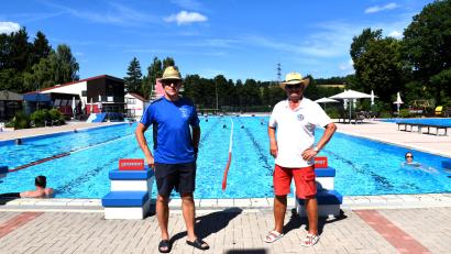Bild: ubb
Bademeister Stefan Pelz (links) und sein Vater Harald Pelz sind zwei von fünf Mitarbeitern, die den Betrieb im Freibad Mitterteich mit Betreuung und Aufsicht aufrechterhalten. Dieses Privileg haben andere Freibäder nicht. Sie kämpfen um Personal, denn oftmals gibt es nur einen Bademeister.
