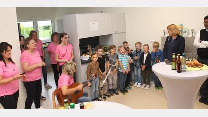 Bild: pi
"Wir sagen danke zu dir, zu dir, zu dir; ohne euren Einsatz wäre wir nicht hier", singen Kinder.