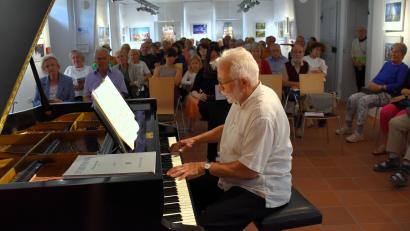 Bild: ubb
Der Klaviervirtuose und ehemalige Kreismusikschulleiter Jakob Schröder verzauberte mit seinem Klavierspiel die zahlreichen Gäste, die sich sofort wieder einfanden, als sie vom Comeback der Veranstaltung "Kunst um 3" hörten.