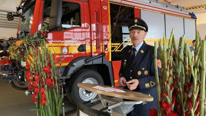 Bild: aub
Nach mehrjähriger Vorarbeit konnte Feuerwehrvereinsvorstand Johann Gietl nun endlich das neue Fahrzeug TLF 3000 präsentieren.
