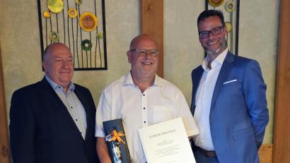 Bild: Corinna Speckner
Ehrung Arthur Schriml (von links): Vorstandsvorsitzender Frank-E. Kirchhof, Arthur Schriml, Vorstandsmitglied Michael Sommer