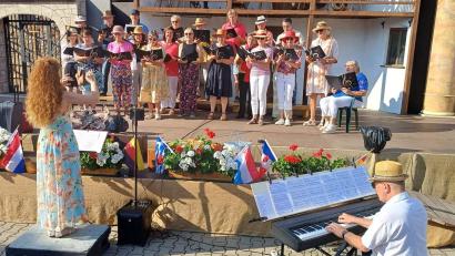 Bild: u
Mit einem bunten Strauß von Evergreens verwöhnten der Gemischte Chor und seine Leiterin Jana Müller die knapp 400 Besucher am Sonntag bei ihrer musikalischen Reise durch Europa. Am E-Piano Roman Podokschik, auf der Galerie die „Hirschauer Wirtshausmuse“.