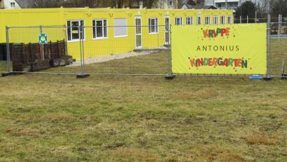 Bild: fg
Ehe die Beiträge erhöht werden, muss erst die provisorische Containerlösung beim Antoniuskindergarten ein Ende haben, meinte ein Teil der Stadträte