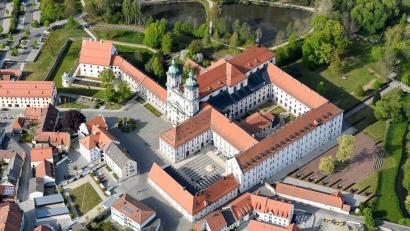 Archivbild: mür
Das Luftbild zeigt rechts neben der Basilika Waldsassen den Klosterbereich, in dem die Mädchenrealschule untergebracht ist.