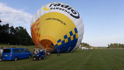 Bild: Roland Wellenhoefer
Der Heißluftballon wird langsam mit Luft gefüllt – eindrucksvoll zeichnen sich bereits die gewaltigen Dimensionen der Hülle ab