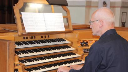 Bild: kro
Kölns Domorganist Professor Dr. Winfried Bönig an der Orgel der Basilika Waldsassen.
