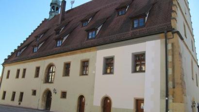 Bild: fg
Das Hirschauer Rathaus wird, was die Farbigkeit betrifft, in den ursprüngliche Zustand versetzt und wird einfarbig gedeckt weiß gestrichen. Die abgesetzten nachträglich angebrachten Putzelmente bleiben erhalten.