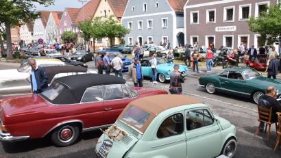 Bild: bö
Klein und groß, die Palette der Oldtimer-Fahrzeuge ist riesig und reicht vom Fiat 500 bis zum Mercedes Benz 220 SE Cabriolet. Der 6-Zylinder stammt aus den frühen sechziger Jahren und ist eine der Nobel-Karossen des Treffens.