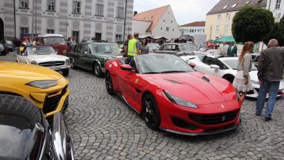 Bild: kro
Da schlug so manches Auto-Herz höher: Sportwägen und Oldtimer reihten sich auf dem Basilikaplatz auf.