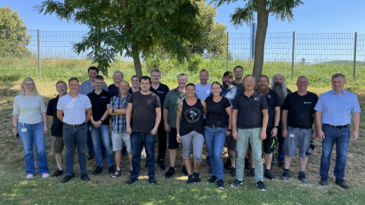 Bild: Andreas Fink
Ehrungen bei Kennametal: (von links) Christine Mannhardt (Personalleiterin), Jerzy Plachetka, Stefan Dobmeier, Peter Ebenhöh, Markus Fuchs, Petra Willecke, Martin Deml, Nicole Hauer, Frank Habisreitinger, Franz Bruckschlegl, Michael Weiß, Yvonne Boch, Markus Kraus, Tamara Raabe, Martin Mayer, Markus Rass, Georg Hirsch, Thomas Rauch, Harald Erbrich, Jürgen Butz und Armin Zimmermann (Werkleiter).