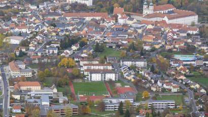 Archivbild: mür
Aus zwei Realschulstandorten in Waldsassen soll mittelfristig einer werden. Im Rennen für Erweiterungsflächen sind sowohl die Mädchenrealschule auf dem Klosterareal (oben rechts) als auch die Realschule im Stiftland (unten links).