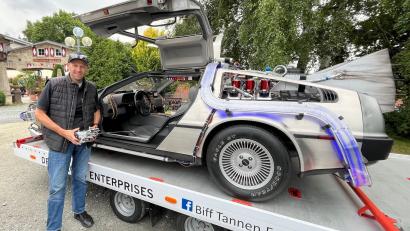 Bild: gis
Hendrick Harms mit seinem originalgetreu nachgebauten Filmauto aus "Zurück in die Zukunft".