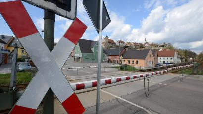 Archivbild: Petra Hartl
Im Zuge der Elektrifizierung der Bahnstrecke möchte die große Mehrheit der Nabburger einen Bahntunnel unter der Stadt, der die Probleme Lärmschutz und Bahnübergang gleichzeitig lösen würde.