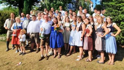 Bild: Gerhard Doerfler
Die Kirwagemeinschaft mit dem neuen Oberkirwapaar 2025 (Mitte) Andreas Götz und Vanessa Klinger. Links die „Hoidlöbrumma“.