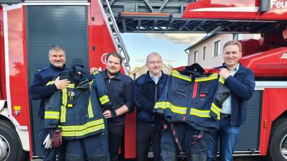 Bild: Markus Auburger
V. r.: Erster Bürgermeister Benjamin Boml überreichte die erste Lieferung der Einsatzkleidung an die ersten Kommandanten Waldemar Kojda (FF Fischbach), Kevin Teutsch (FF Nittenau) und Daniel Reil (FF Bergham).