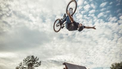 Bild: Timo Nachbar/exb
Jonas Möhwald zeigt bei einer "Freestyle Show" einen Rückwärtssalto. Diese Events werden ebenfalls unter dem Dach von "Riding Skills" angeboten.