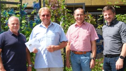 Bild: Hirsch
Der frühere Rektor der Grund- und Mittelschule Schwarzenfeld, Helmut Schuster (Zweiter von links), überreichte im Beisein von Bürgermeister Peter Neumeier (rechts) eine Spende von 5000 Euro an seinen Nachfolger Siegfried Seeliger (links) und Konrektor Manfred Bösl (Zweiter von rechts).