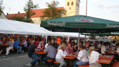 Archivbild: bk
Am Wochenende feiern die Kaltenbrunner wieder im Schatten der Kirche ihr Marktfest.