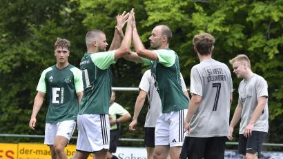 Bild: Hubert Ziegler
Die DJK Ammerthal II (grüne Trikots) bejubelte den Turniersieg beim VR-Bank-Cup in Ursensollen.