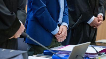 Bild: Armin Weigel/dpa
Im Mordprozess gegen einen Arzt forderten Staatsanwaltschaft und Verteidigung Freispruch. (Archivbild)