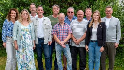 Bild: Heiko Faltenbacher
Insgesamt über 415 Jahre Betriebszugehörigkeit der Heck Wall Systems wurden gewürdigt. Von links: Lisa Rott (Betriebsratsvorsitzende), Olga Terehof (20 Jahre), Jens Wüller (20 Jahre), Torsten Sander (20 Jahre), Michael Zimmermann (10 Jahre), Michael Eckert (25 Jahre), Markus Schrenk (10 Jahre), Manfred Schraml (45 Jahre), Stephan Heuschmann (40 Jahre), Elena Reiß (10 Jahre), Markus Niermann (Vorsitzender der Geschäftsführung)